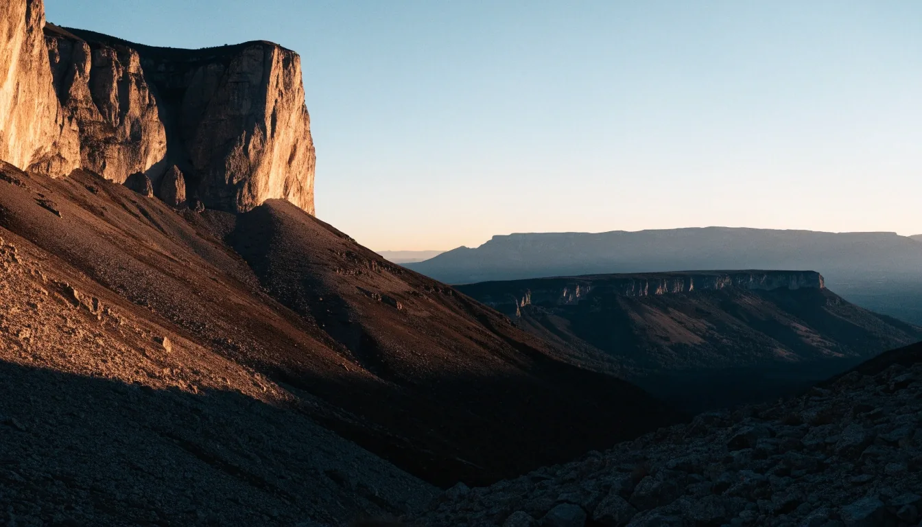 Sierra caliza de los Picos de Europa al atardecer, con la luz rasa del sol sobre las paredes de roca