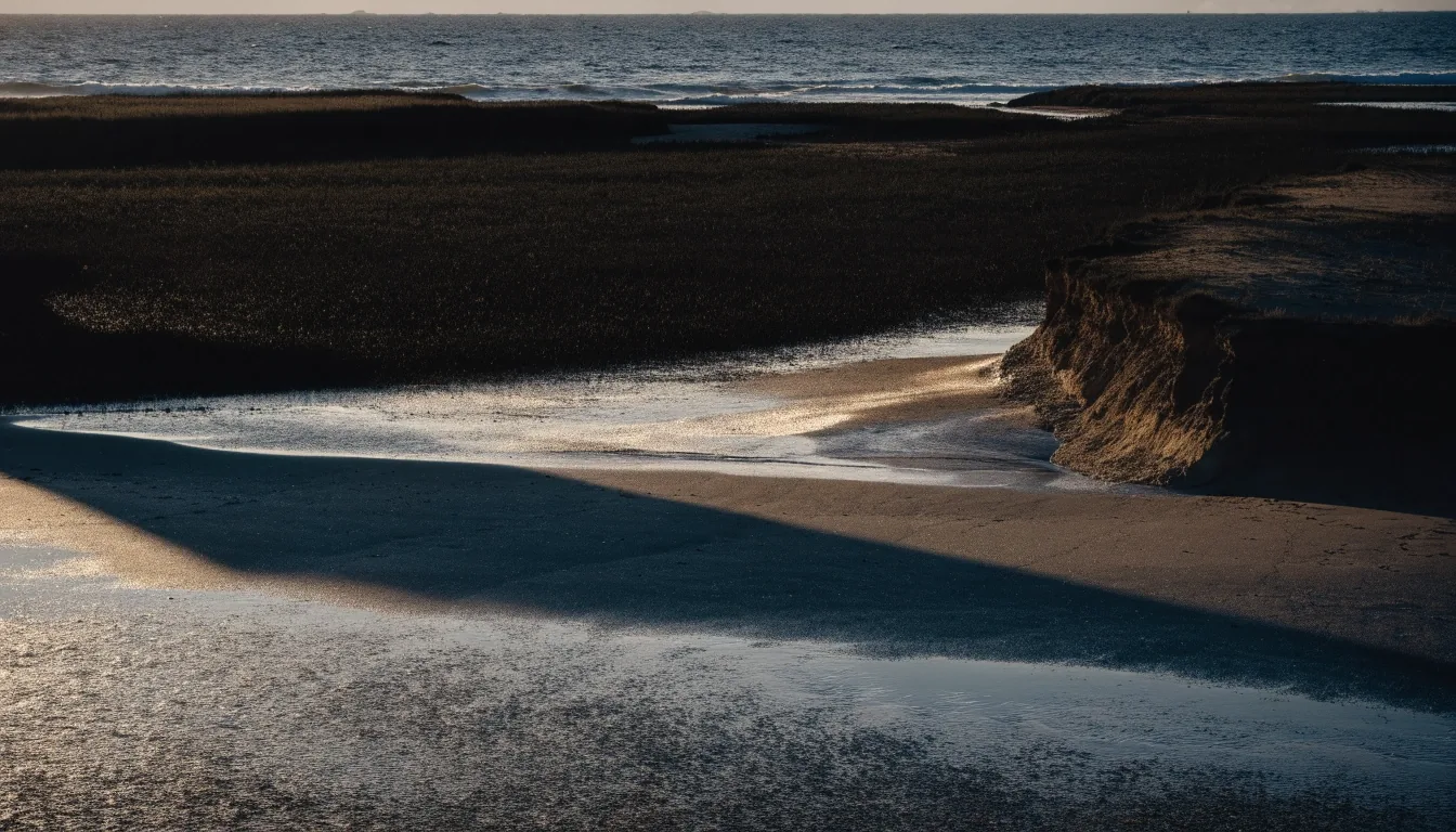 Costa del Delta del Ebro donde la lengua de arena se encuentra con el mar abierto